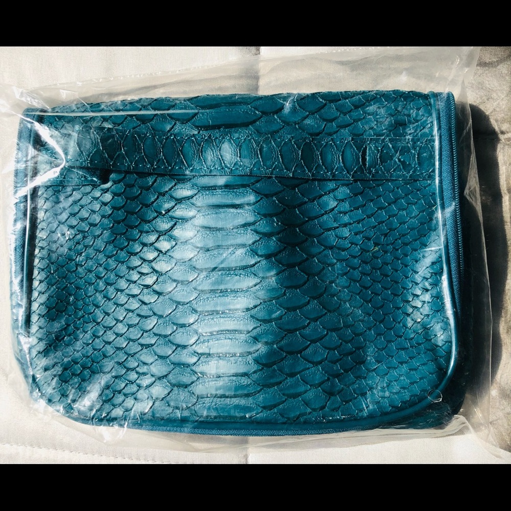 Avon NWT Dark Teal Faux Croc Cosmetic Travel Bag. - Picture 2 of 8